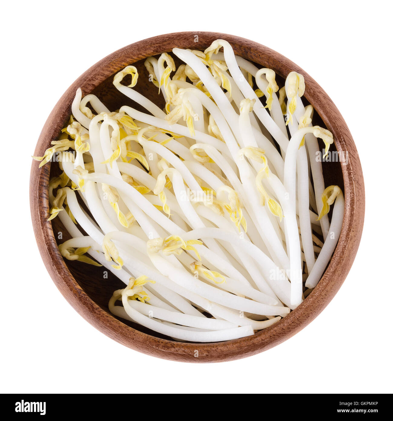 Mung de brotes de soja en un recipiente de madera sobre fondo blanco. También moong bean o gram verde, llamado simplemente de brotes de soja. Foto de stock