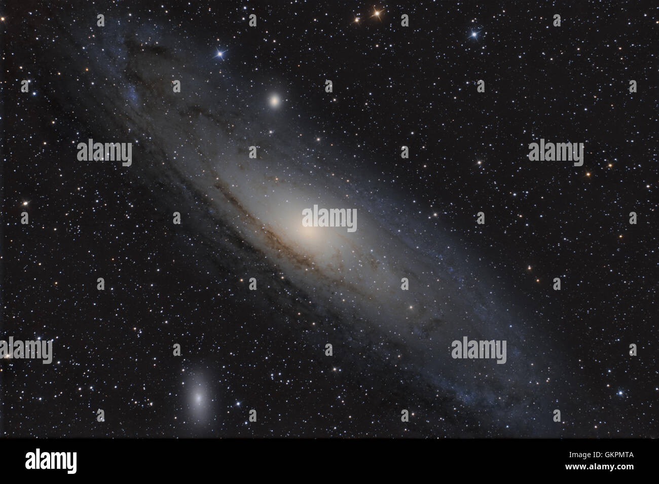 Galaxia Andrómeda (M31) y de sus galaxias satélite (M32 y M110) en la Constelación de Andrómeda Foto de stock