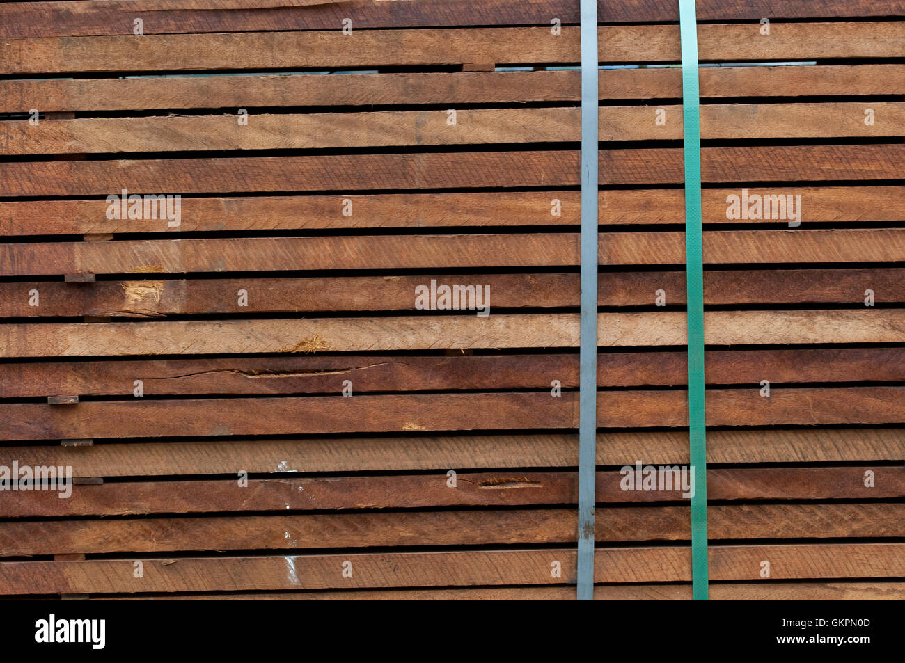 Apilar los tablones de madera dura Fotografía de stock Alamy