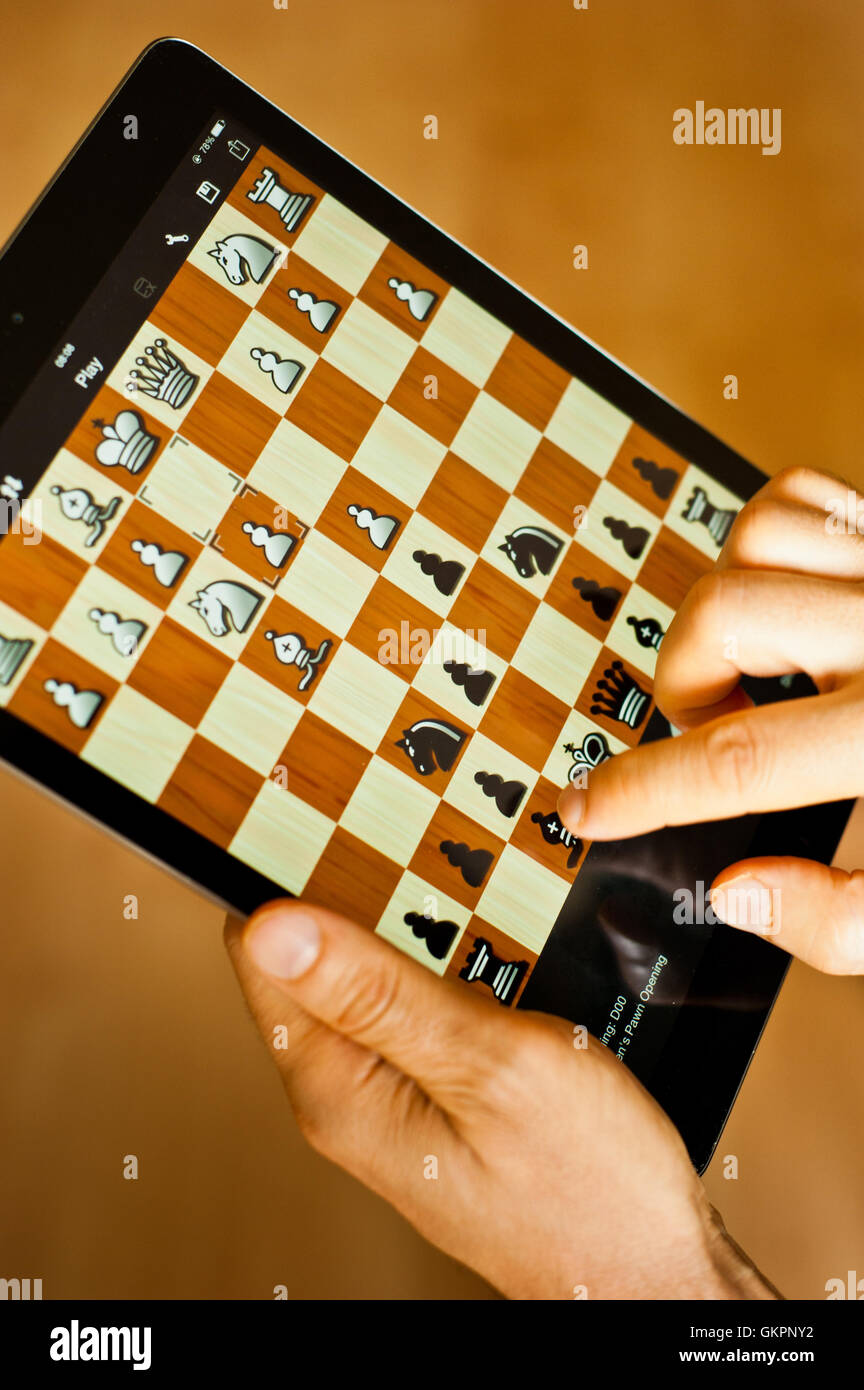 Jugar ajedrez en el iPad tablet Fotografía de stock - Alamy