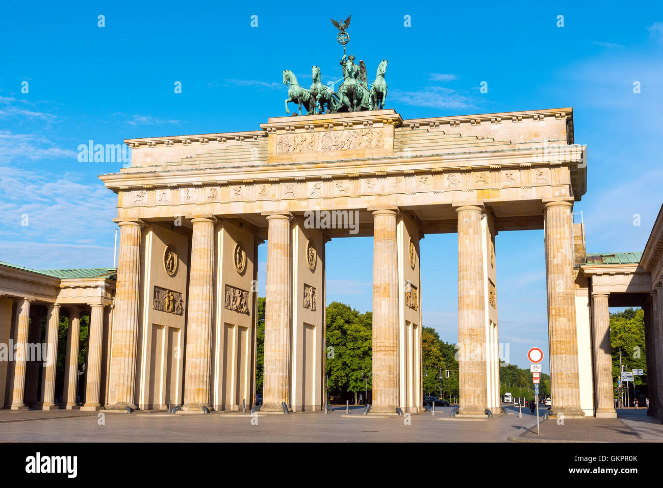 La famosa Puerta de Brandenburgo, el monumento más visitado de Berlín Foto de stock
