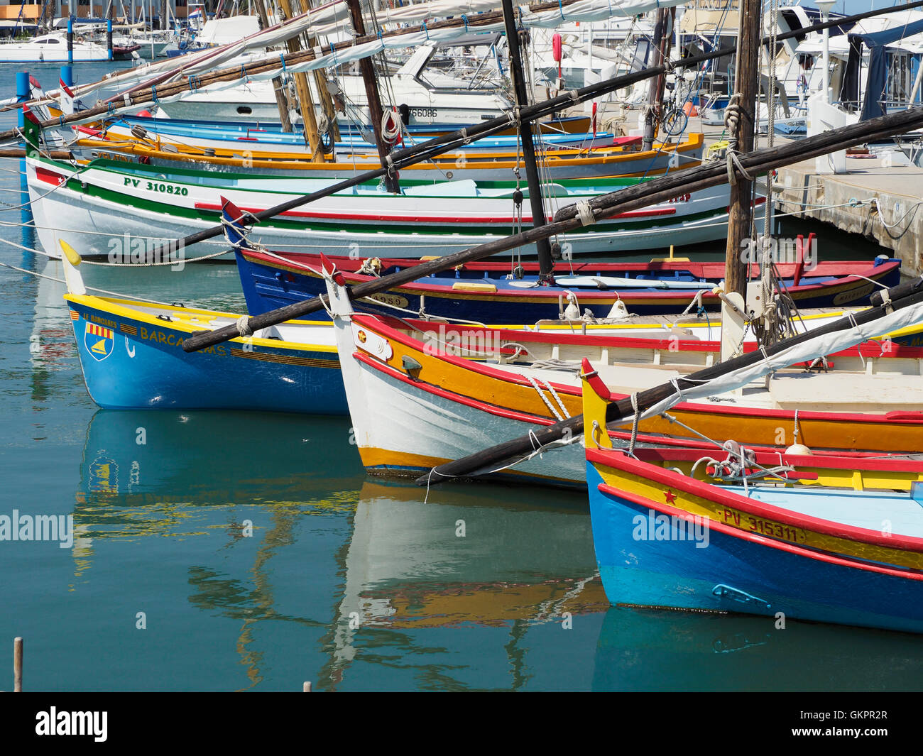 Barcos de pesca tradicionales de madera en el puerto de Le Barcares, Pirineos Orientales, en el sur de Francia Foto de stock