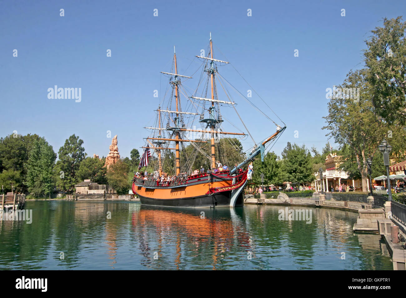 Anaheim, California. 16 de septiembre de 2009. El velero Columbia sobre los ríos de América en Disneyland. Foto de stock