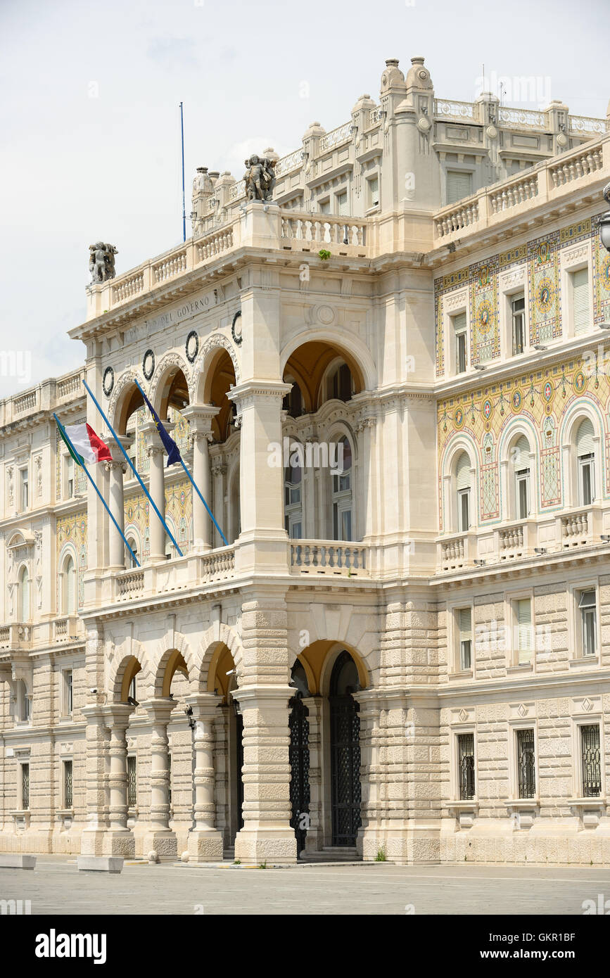 Palacio de Gobierno en la plaza principal de Trieste, Italia. Foto de stock