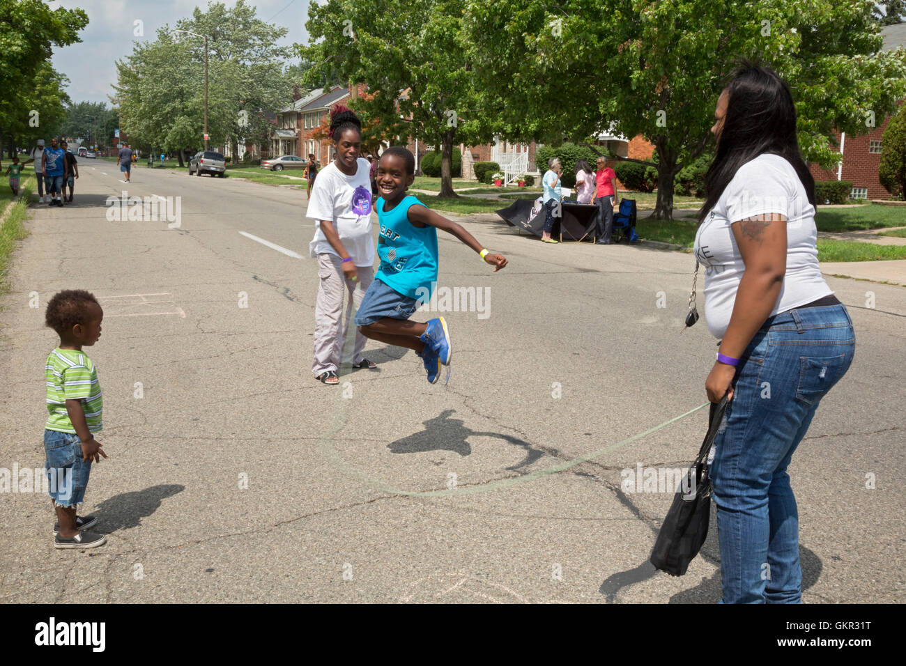 Detroit, Michigan - un niño salta la soga a un Summer Street Fair celebrada por un grupo de vecinos. Foto de stock
