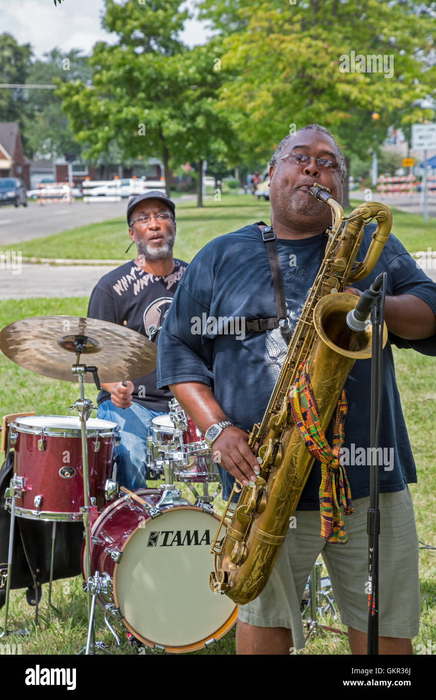 Detroit, Michigan - una banda de jazz toca en un Summer Street Fair celebrada por un grupo de vecinos. Foto de stock