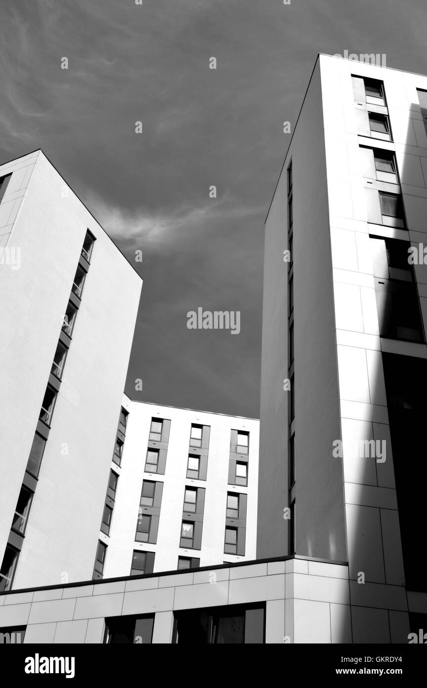 Alto edificio residencial en blanco y negro Foto de stock