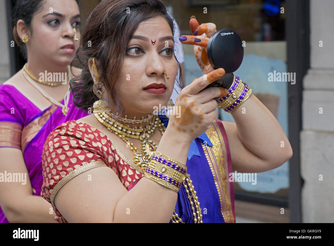 Retrato de una mujer india, ajustando su maquillaje antes del desfile del Día de la India de 2016 en la Ciudad de Nueva York Foto de stock