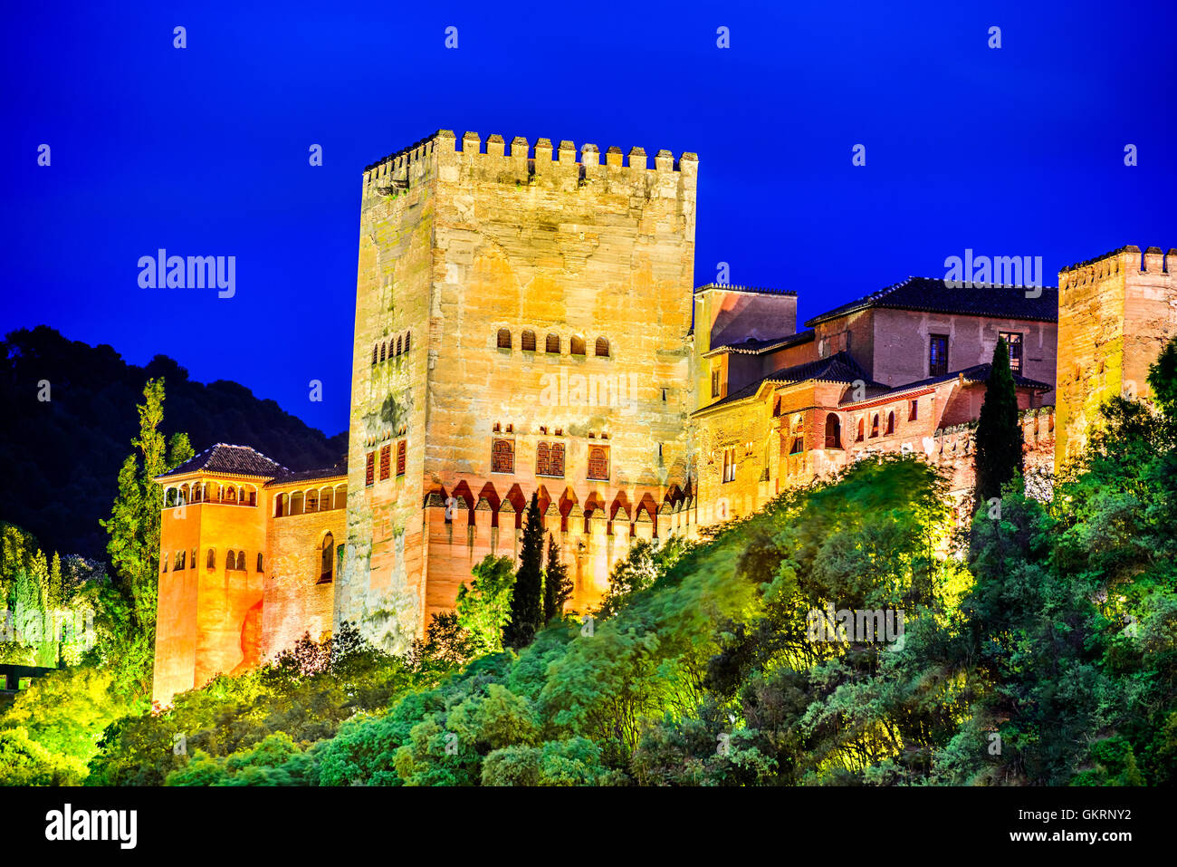 Granada, España. Vista nocturna de la famosa Alhambra con la Alcazaba, el recorrido europeo hito en Andalucía. Foto de stock