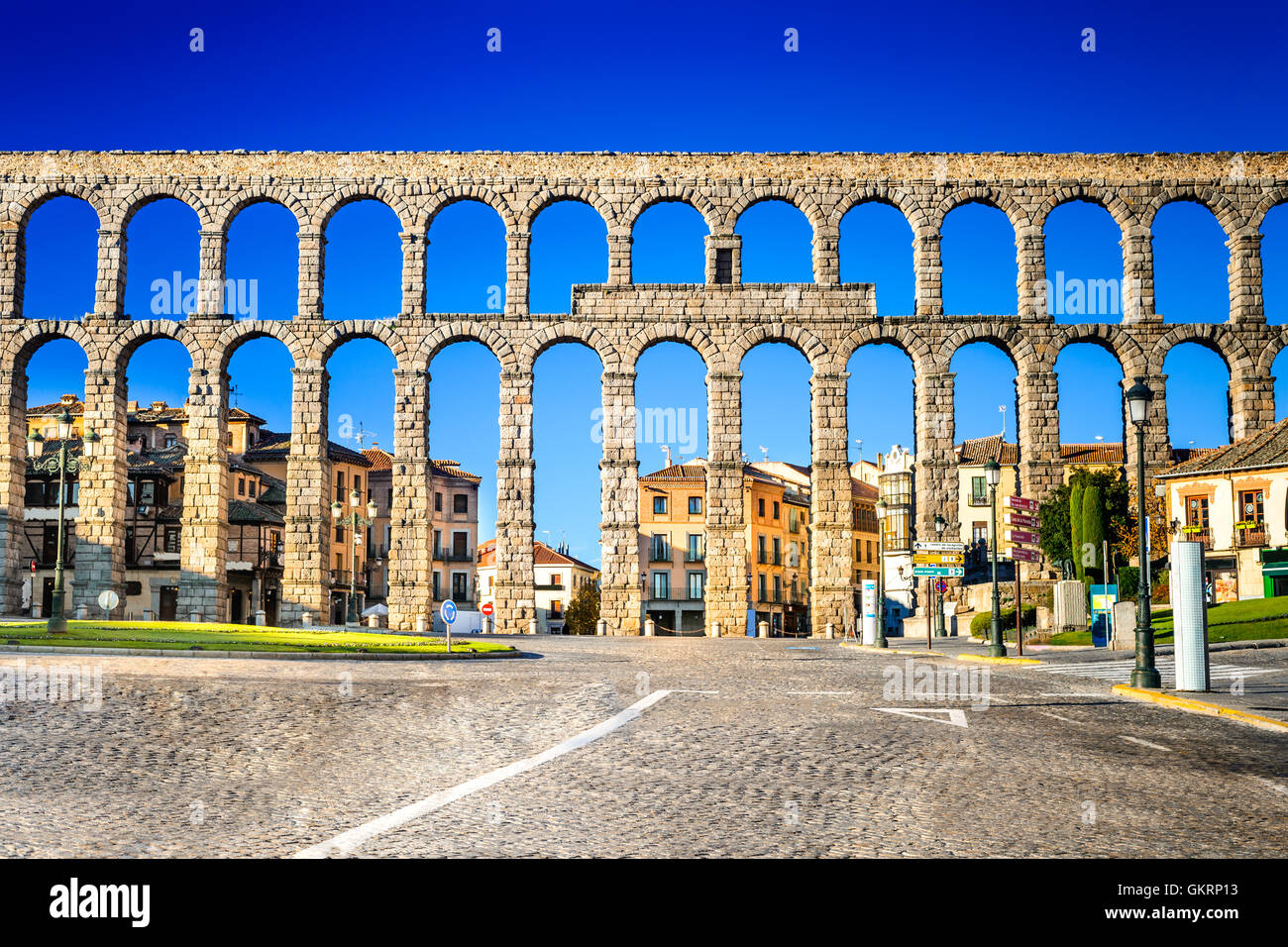 Segovia, España. Vista de la ciudad en la Plaza del Artilleria y el antiguo acueducto romano, Castilla y León. Foto de stock