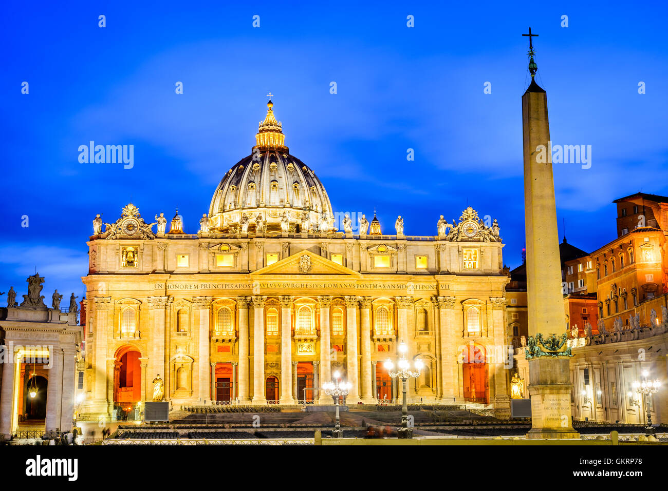 Roma, Italia. La Basílica de San Pedro en vista nocturna, la Ciudad del Vaticano. Hito de la ciudad de Roma, capital de Italia. Foto de stock