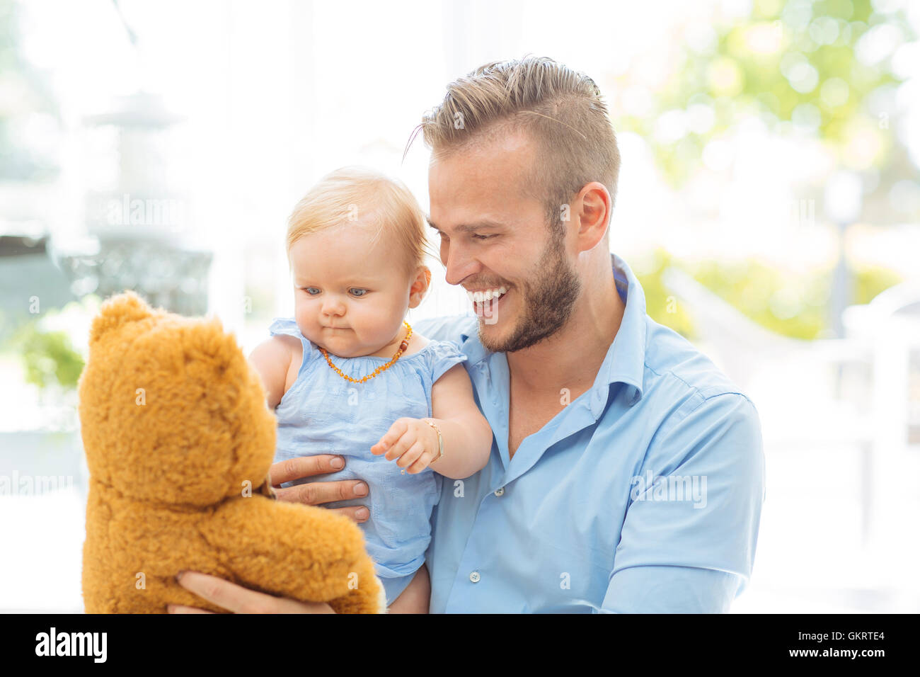 Papa Jugando Con Su Bebe Nina Fotografia De Stock Alamy