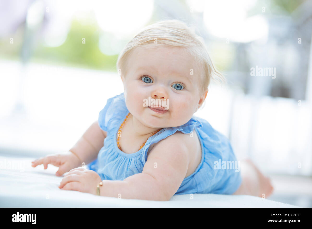 Mujer joven que pesa a su bebé lindo en casa, por encima de la vista.  Atención sanitaria Fotografía de stock - Alamy