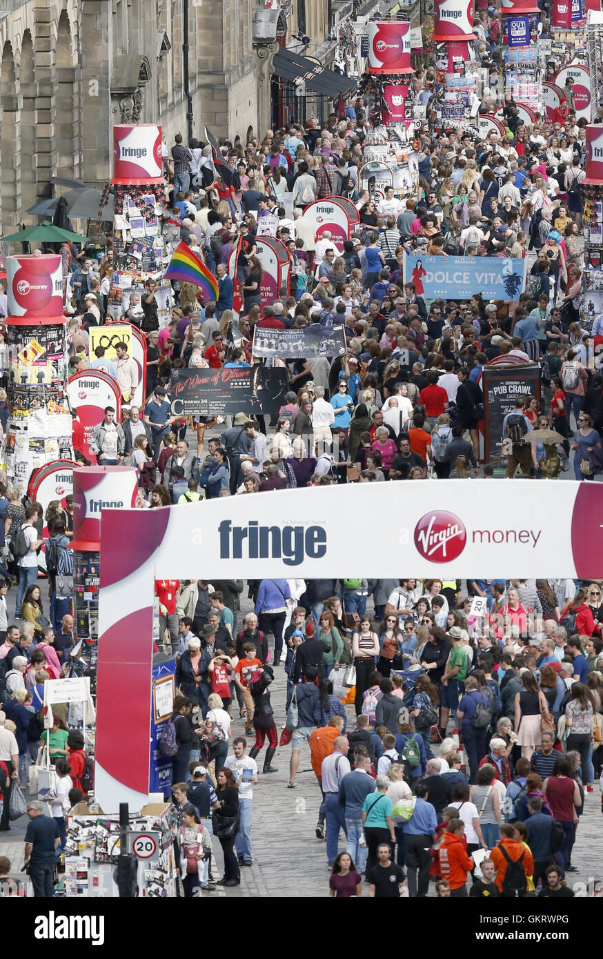 Una vista general de las multitudes de la Royal Mile de Edimburgo durante el Festival Fringe de Edimburgo de 2016. Foto de stock