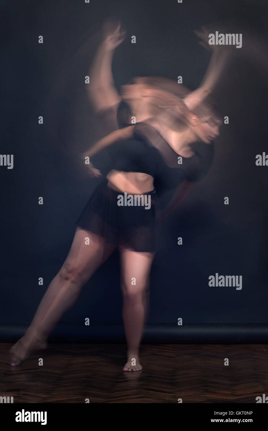 Joven bailarina moviendo el desenfoque de movimiento Foto de stock