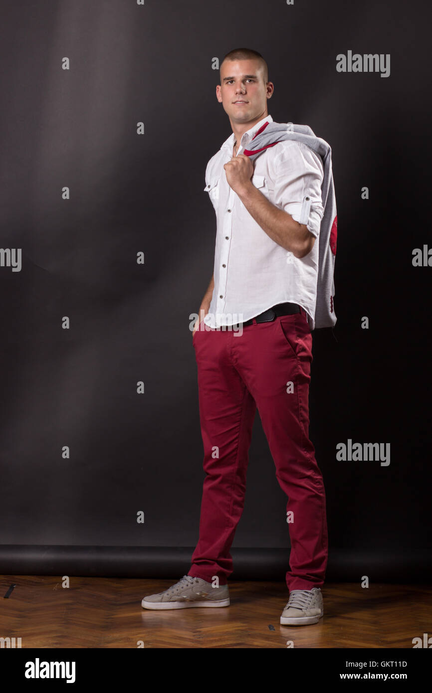 Joven clásico posando de pie 20 años Smart ropa formal traje camiseta  pantalones Fotografía de stock - Alamy