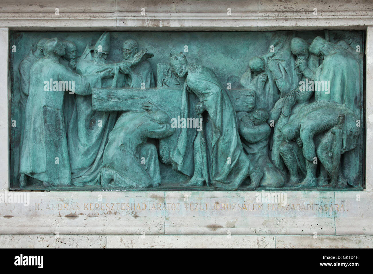 El rey Andrés II de Hungría lleva a la Quinta Cruzada a Tierra Santa en 1217-1218. Socorro en bronce por el escultor húngaro Gyorgy Zala en el Monumento del Milenio en la Plaza de los Héroes, en Budapest, Hungría. Foto de stock