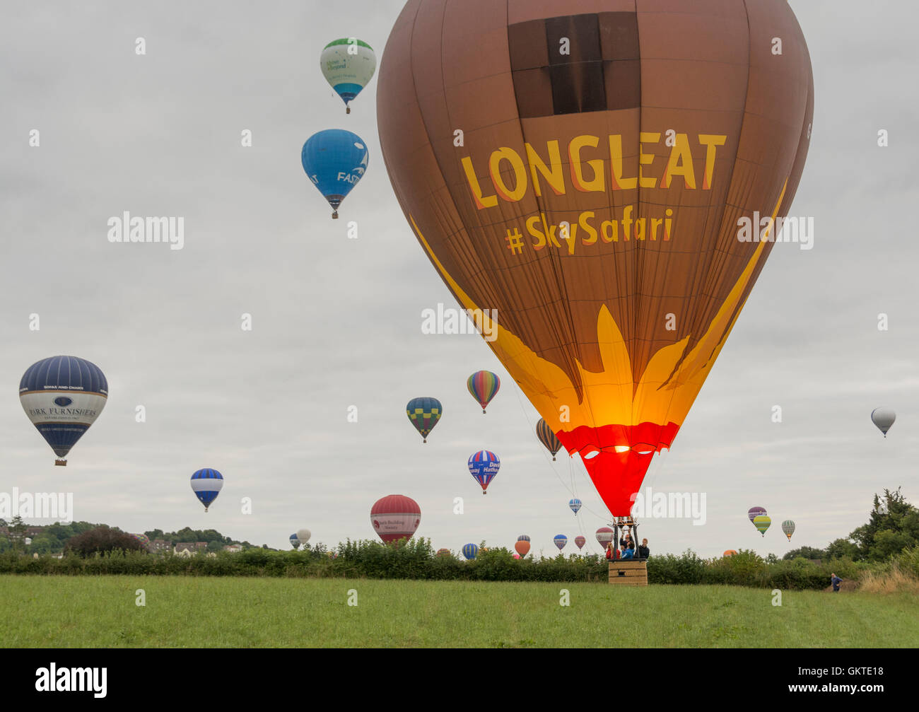 Los globos de aire caliente en un campo de aterrizaje en la 38ª anual de Bristol International Balloon Fiesta Foto de stock