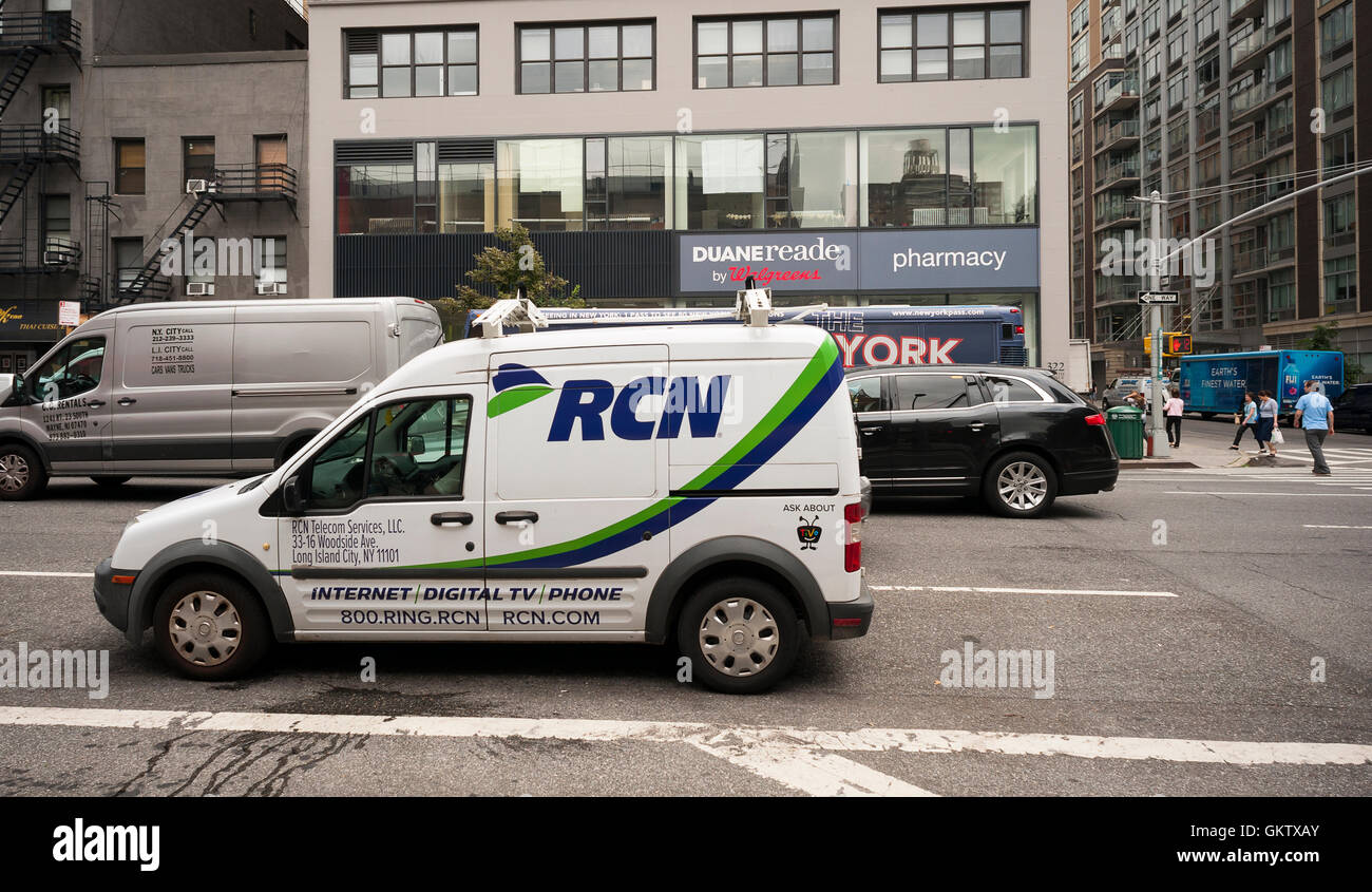 RCN un vehículo estacionado en Nueva York el jueves, 18 de agosto de 2016.  La firma de capital privado TPG comprará RCN Telecom servicios por $1.6 mil  millones y Grande Communications por
