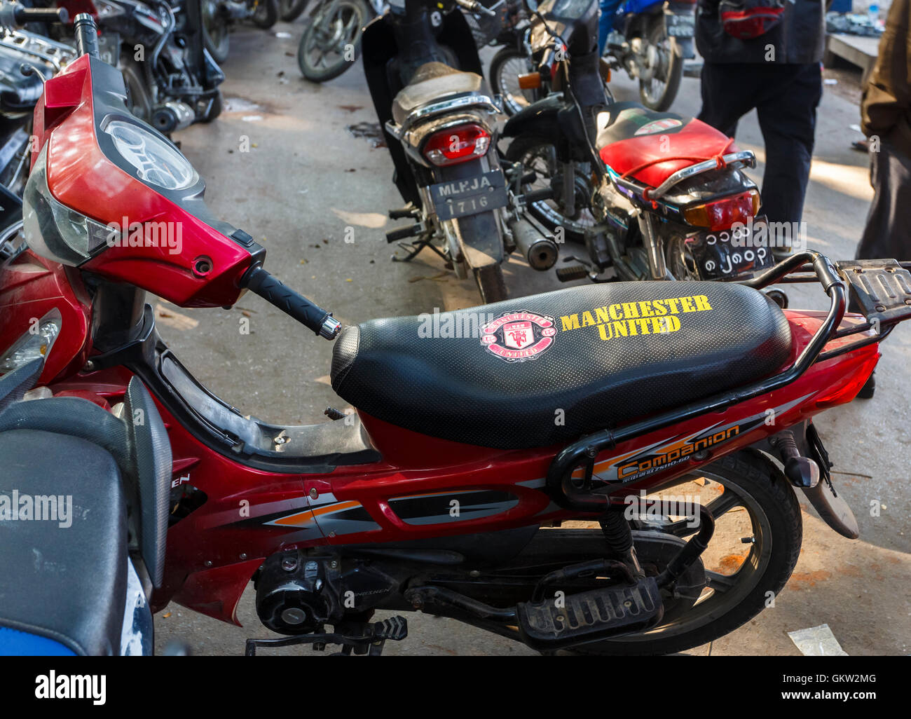 Manchester United crest aparcado en un asiento de motocicleta en el Mercado de Jade, Mandalay, Myanmar (Birmania) Foto de stock