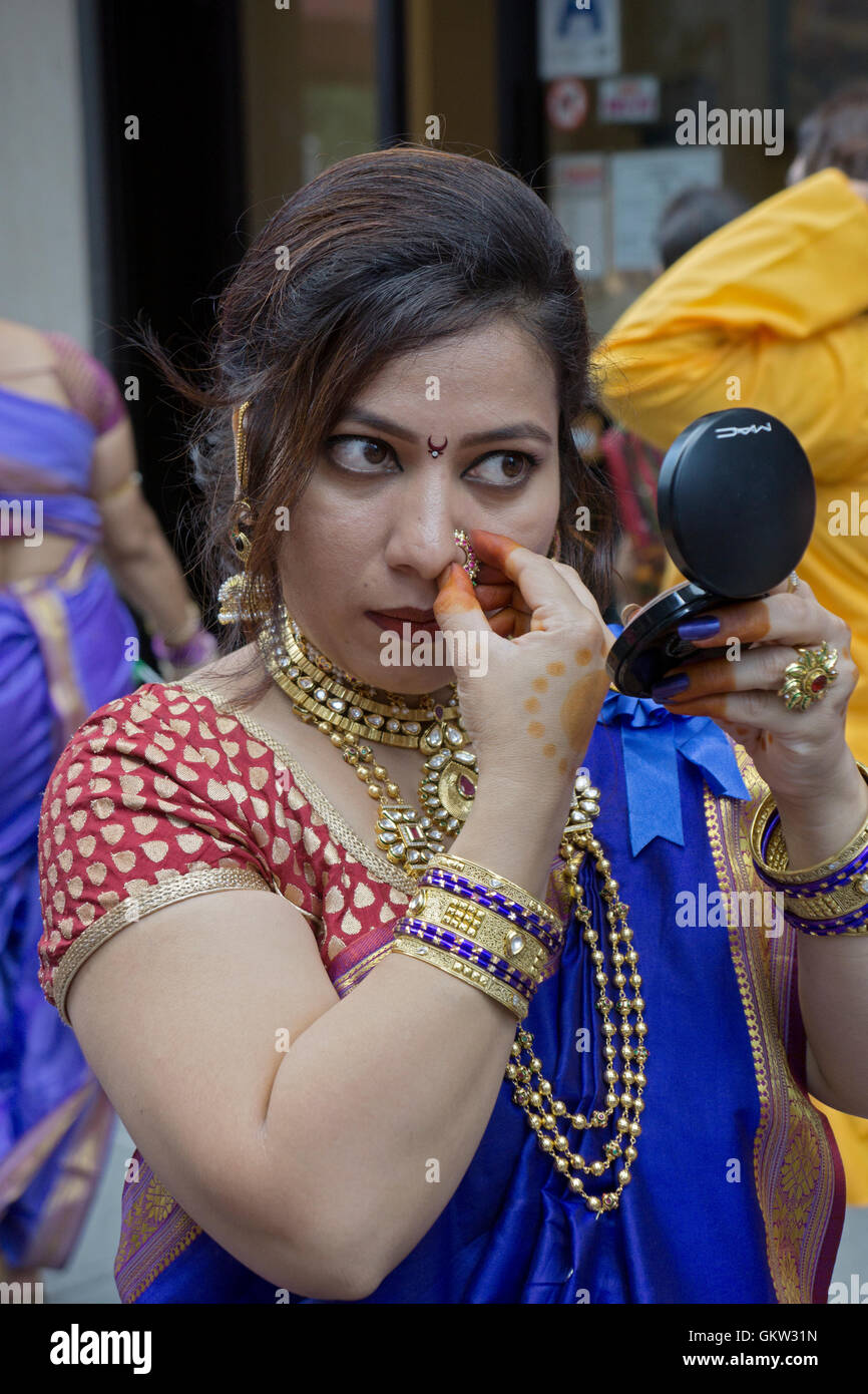 Retrato de una mujer india, ajustando su anillo de la nariz & maquillaje antes del desfile del Día de la India de 2016 en la Ciudad de Nueva York Foto de stock