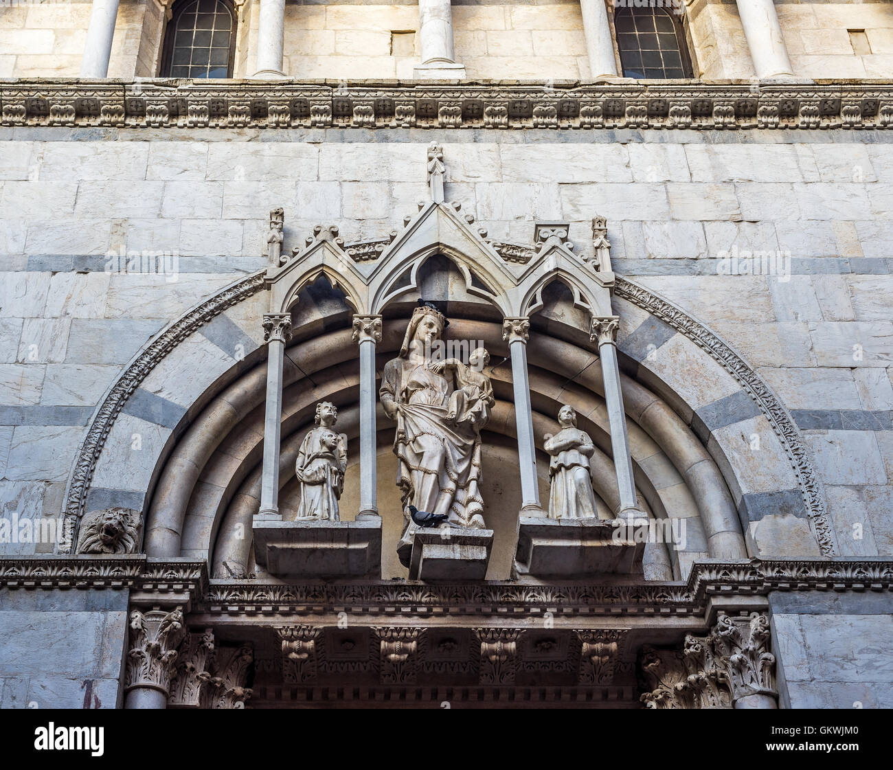 Detalle de la fachada principal de la iglesia de San Michele in Borgo de Pisa. Toscana, Italia. Foto de stock