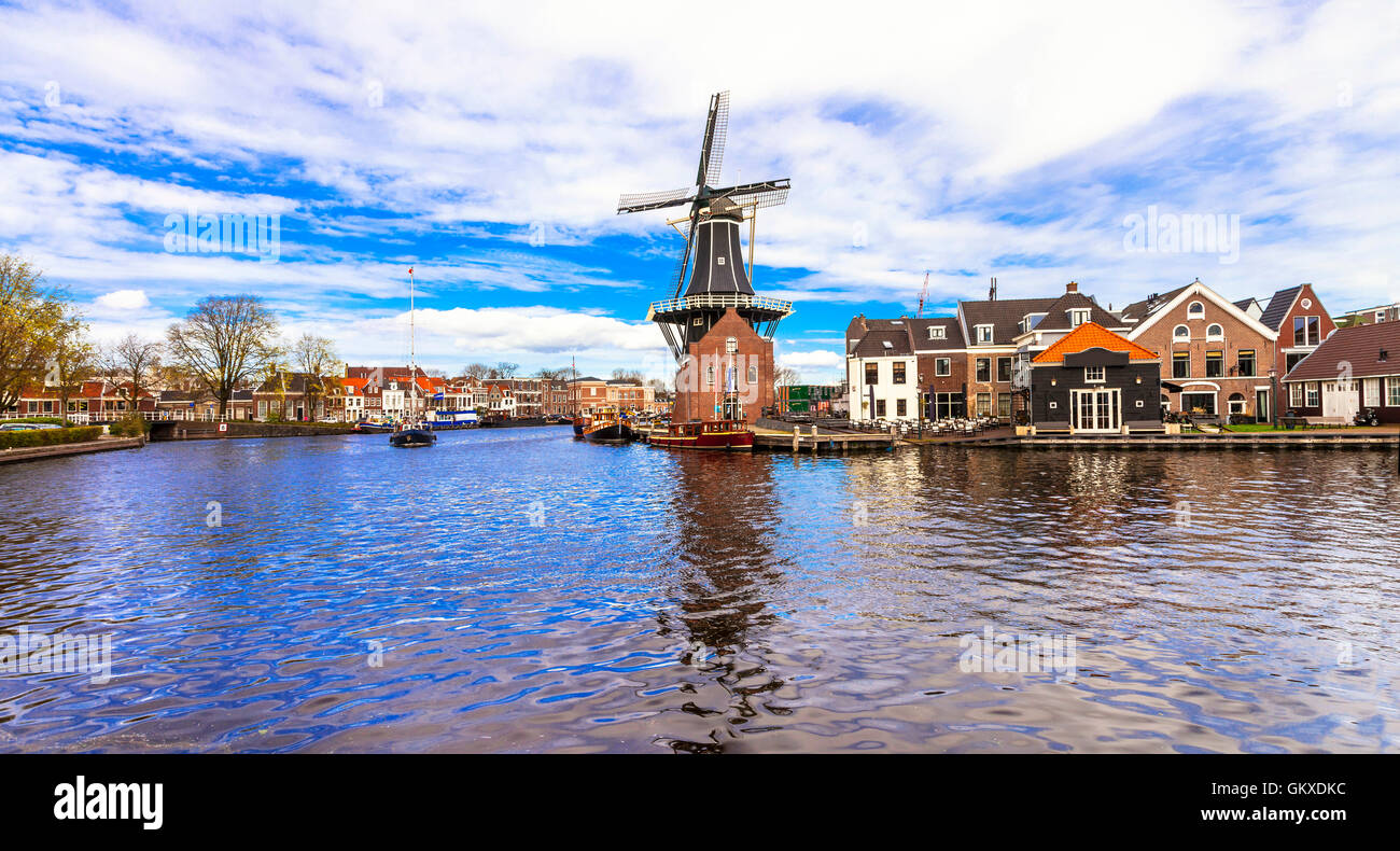 Holanda tradicional - ciudad de Harlem, vista con molino de viento Foto de stock