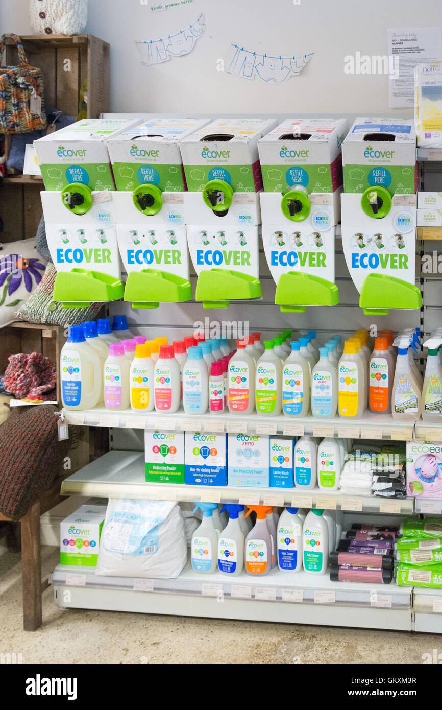 Estación de recarga Ecover Ecover y respetuosas con el medio ambiente productos en venta en Cross Lanes Granja Orgánica Shop, REINO UNIDO Foto de stock