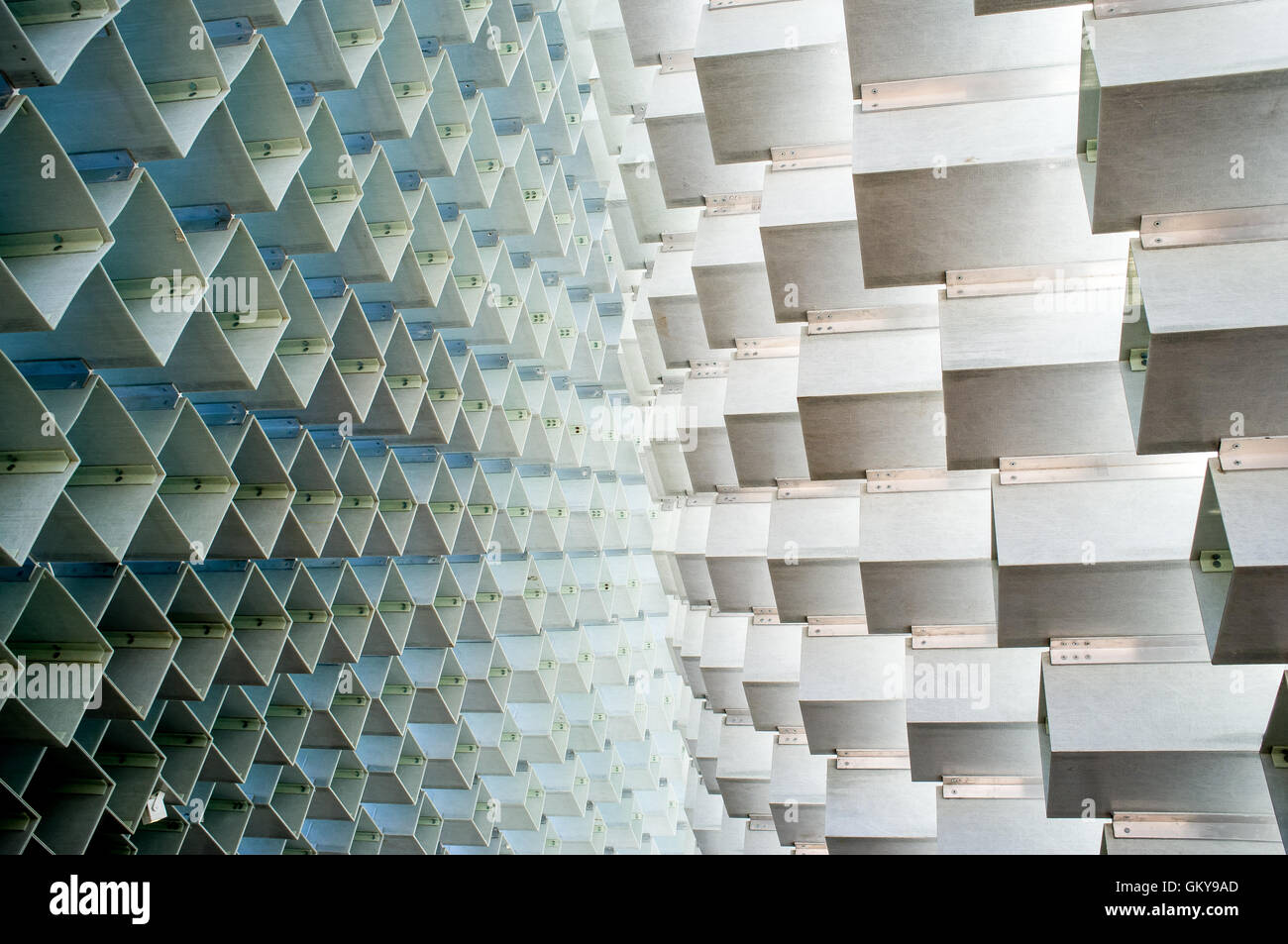 Londres, Reino Unido. 24 de agosto de 2016. 2016 Pabellón de serpentina en la Serpentine Gallery, Kensington Gardens, diseñado por el arquitecto danés Bjarke Ingels, quien fundó Bjarke Ingels Group (BIG) en 2005. Crédito: Alberto Pezzali/Alamy Live News. Foto de stock