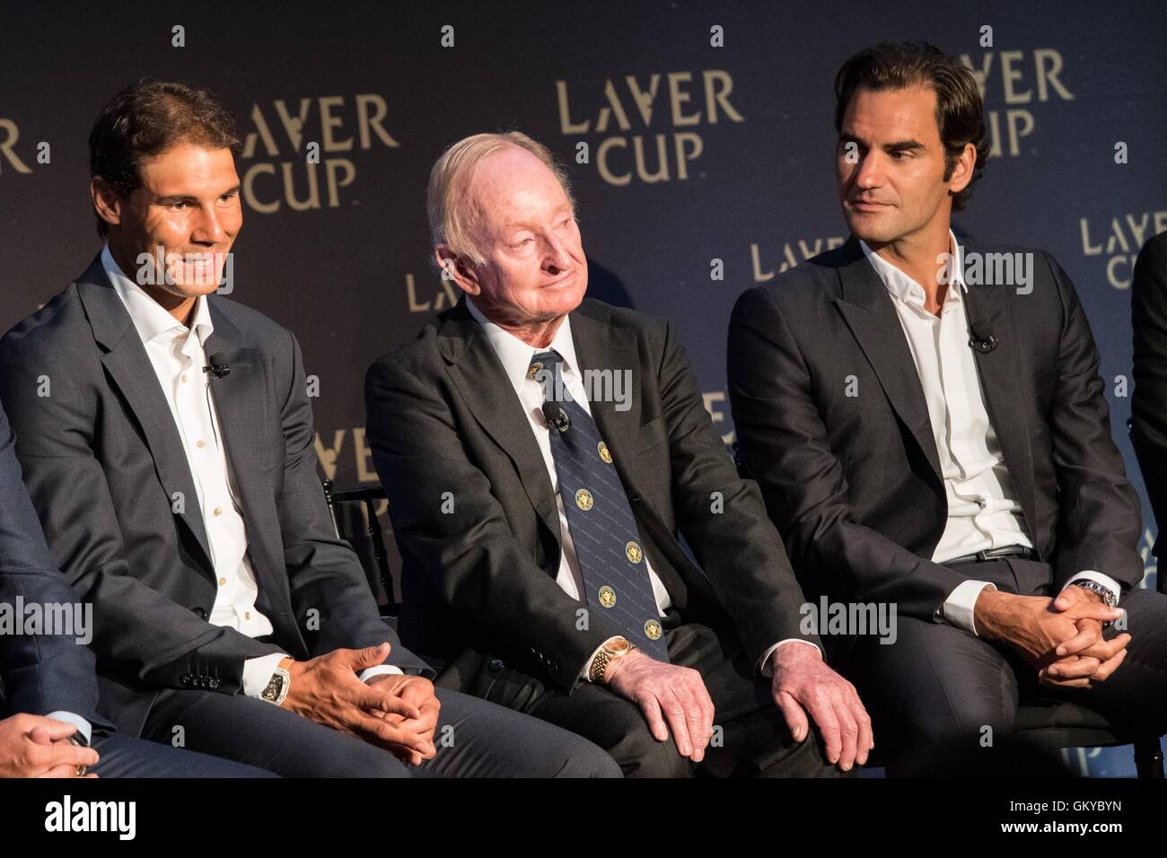 Nueva York, NY, EUA. 24 Aug, 2016. Rafael Nadal, Roger Federer, lavar la varilla en la conferencia de prensa de lavamanos Tenis Cup eventos del equipo, San Regis Hotel, Nueva York, NY, 24 de agosto de 2016. Crédito: Steven Ferdman/Everett Collection/Alamy Live News Foto de stock