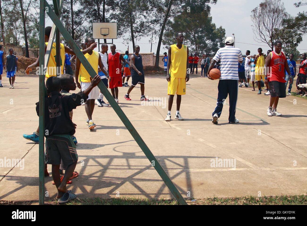 Butare Huye Rwanda 20 Aug 2016 Un Par De Ninos Rwandeses Observar Como Refugiados Urbanos De Burundi Calentar Antes Del Inicio De Un Juego Organizado Por El Club De Baloncesto De Paz