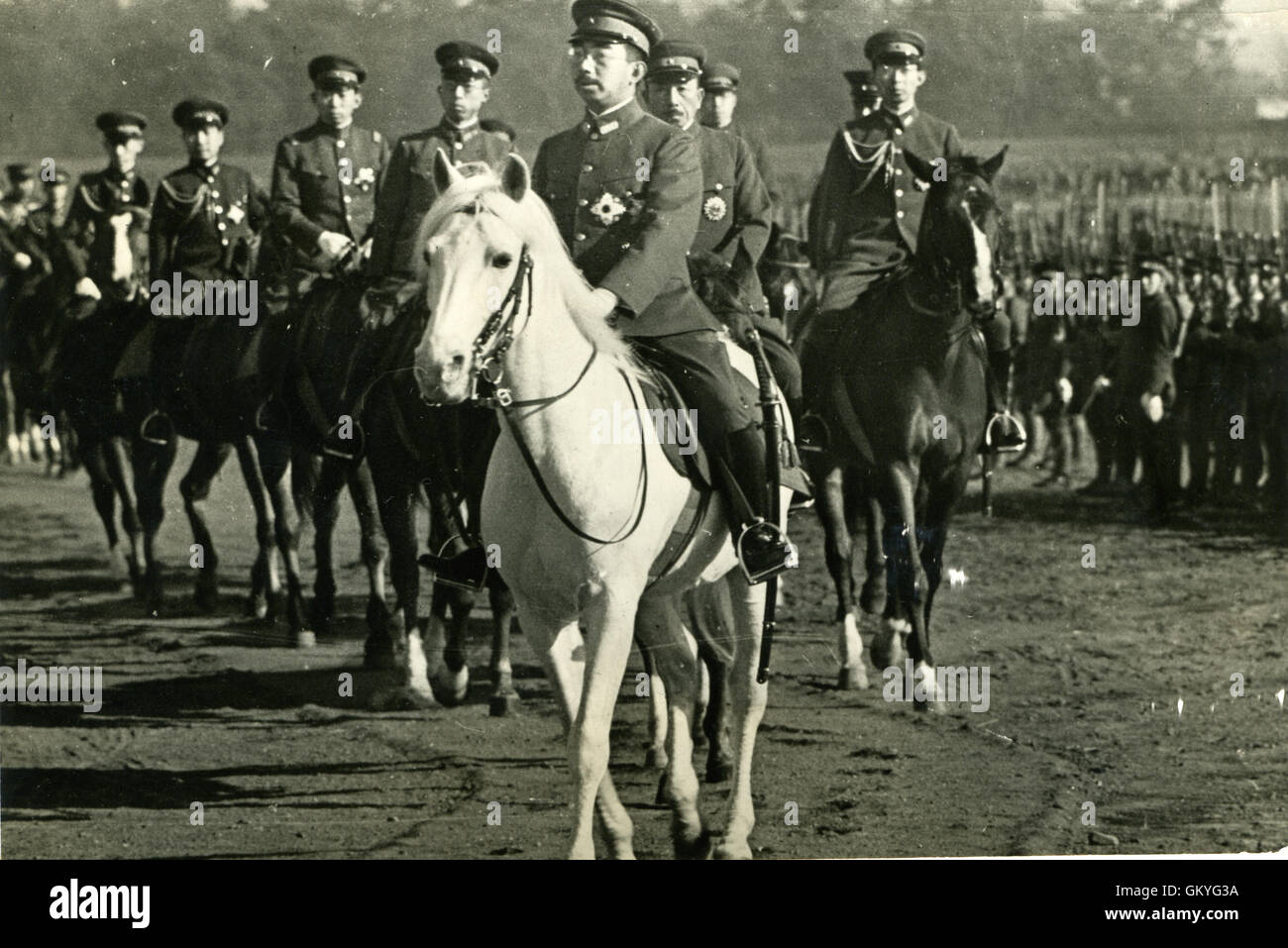 Su Majestad Imperial, el emperador Hirohito de Japón, montado en su famoso caballo, Shira-Yuki, como él revisó el desfile militar anual en el Yoyogi desfile del suelo. Foto de stock