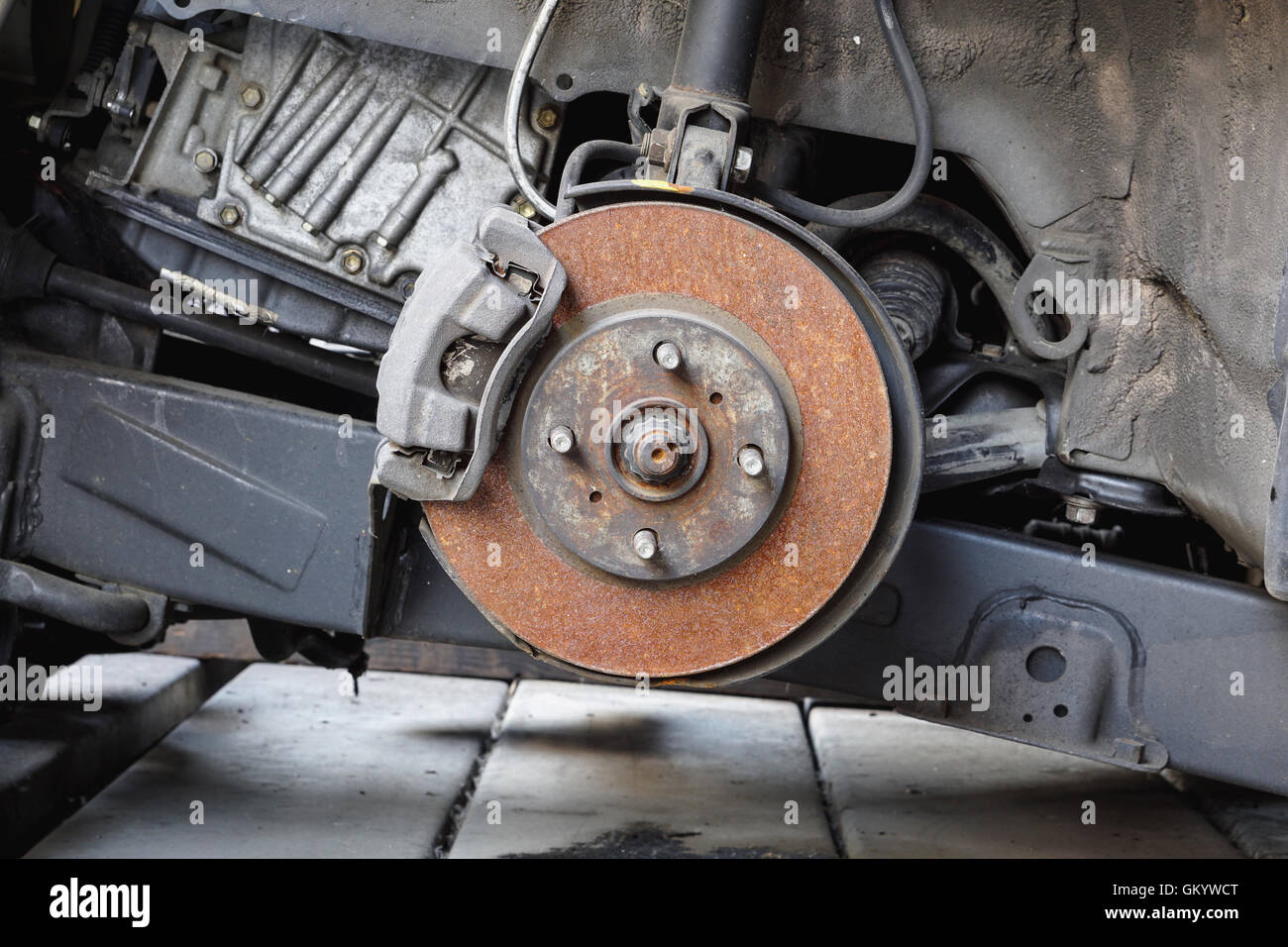 Y el viejo coche oxidado y la mordaza de freno de disco Fotografía de stock  - Alamy