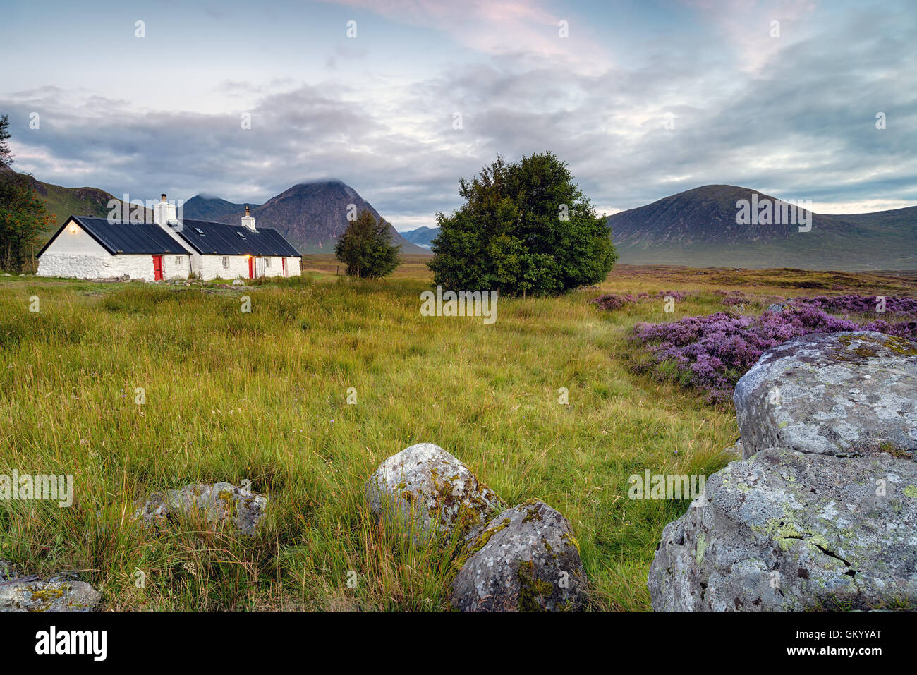 Amanecer en Blackrock Cottage en Glen Etive en las tierras altas de Escocia. Foto de stock