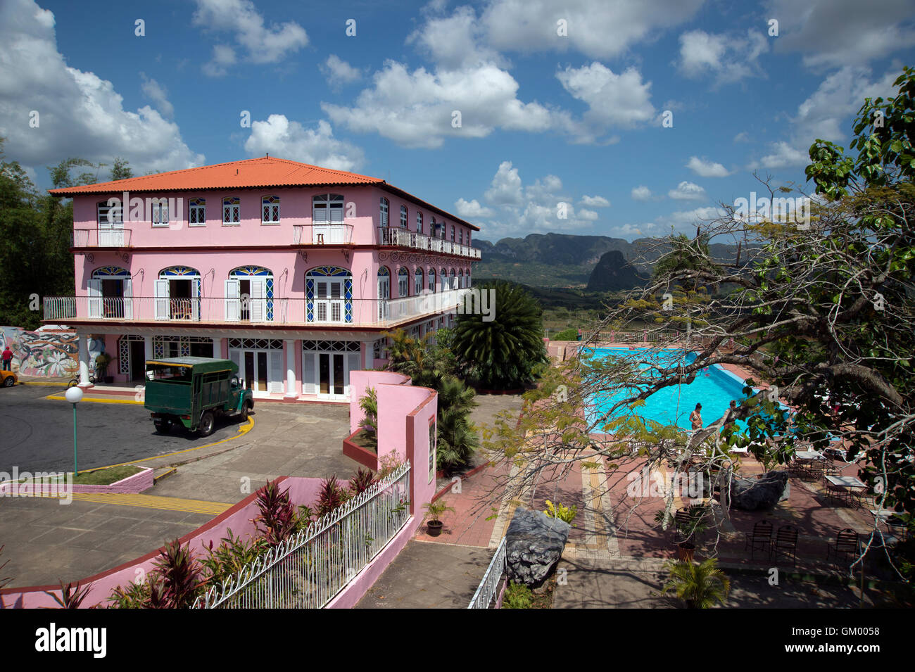 El Hotel Los Jazmines mostrando la piscina con vistas al Valle de Viñales Pinar del Río, Cuba Foto de stock