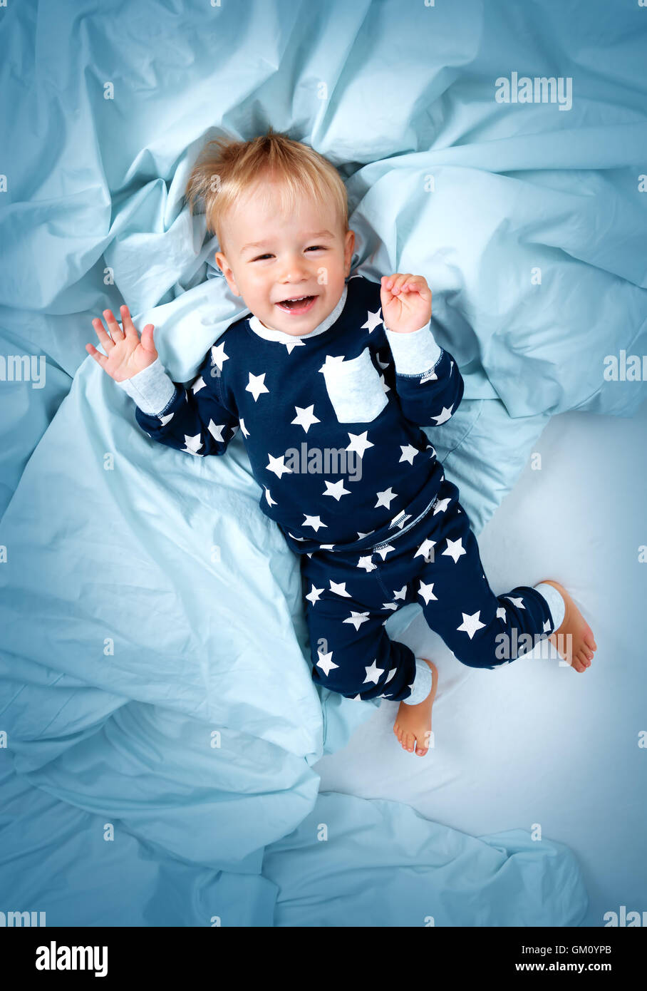 Bebé de Un año de edad en la cama Foto de stock