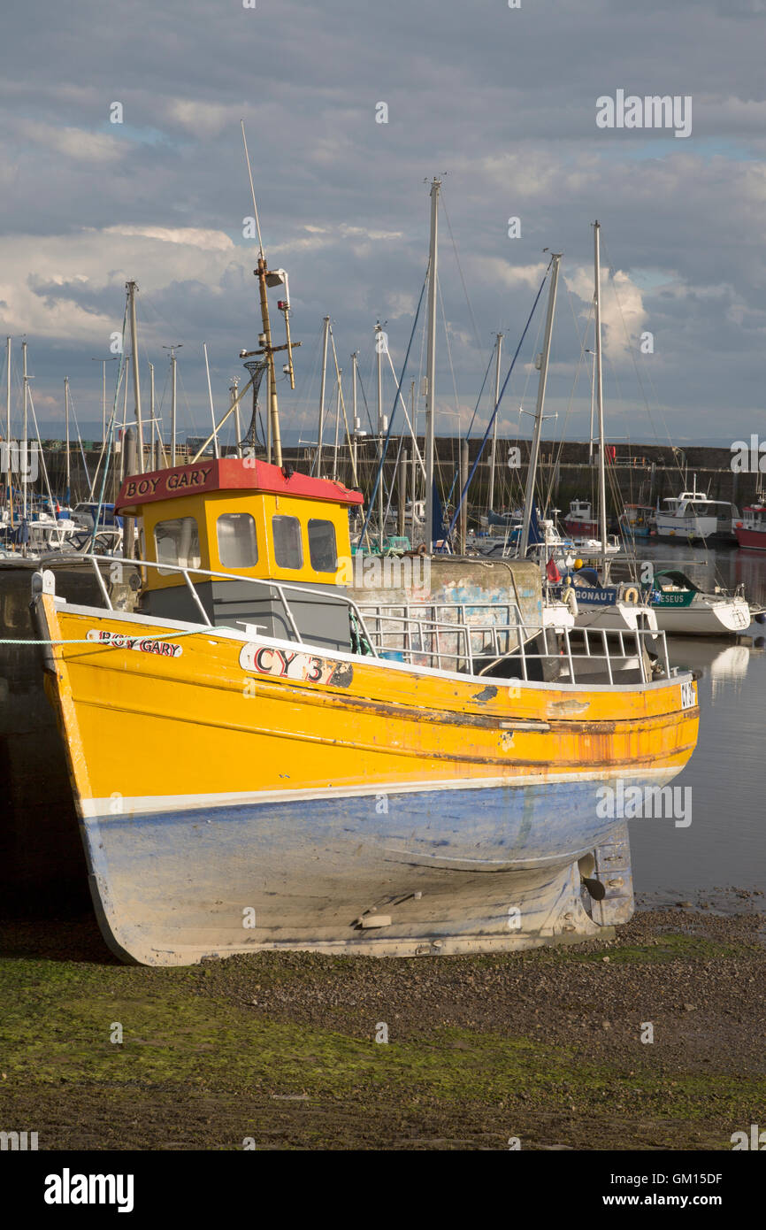 Barco de pesca en el puerto, Anstruther, Fife, Escocia, Reino Unido Foto de stock