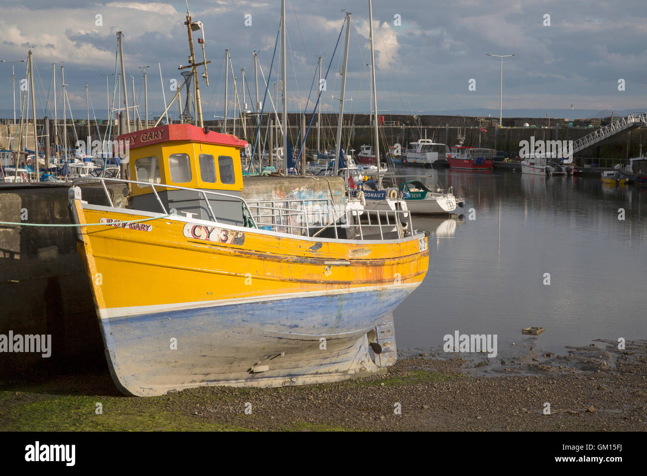 Barco de pesca en el puerto, Anstruther, Fife, Escocia, Reino Unido Foto de stock