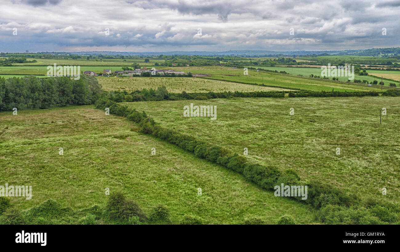 Campo cerca de Royal Wootton Bassett, Inglaterra. Dramáticos, nublado nubes son dominantes Foto de stock