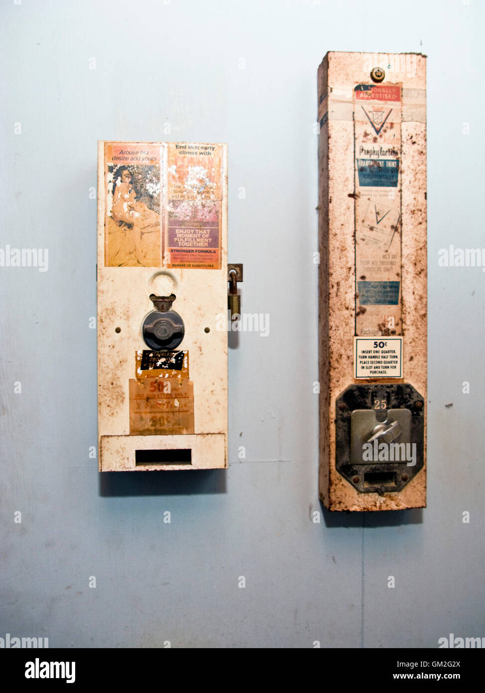 Vintage máquina expendedora de preservativos en wc Fotografía de stock -  Alamy