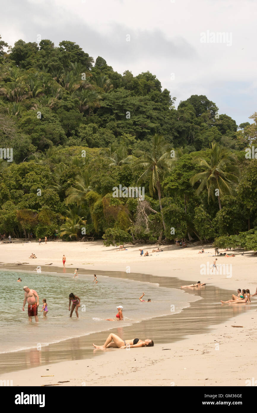 Playa de Costa Rica; bañistas en la playa, Parque Nacional Manuel Antonio, Costa del Pacífico, Costa Rica, Centroamérica Foto de stock