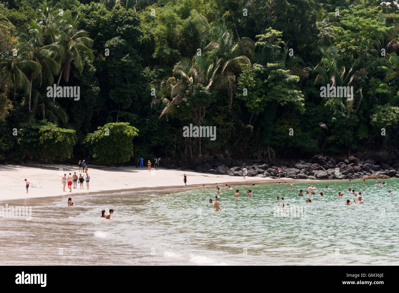 Gente disfrutando de la playa, el parque nacional Manuel Antonio, Costa Pacífico, Costa Rica, Centroamérica Foto de stock