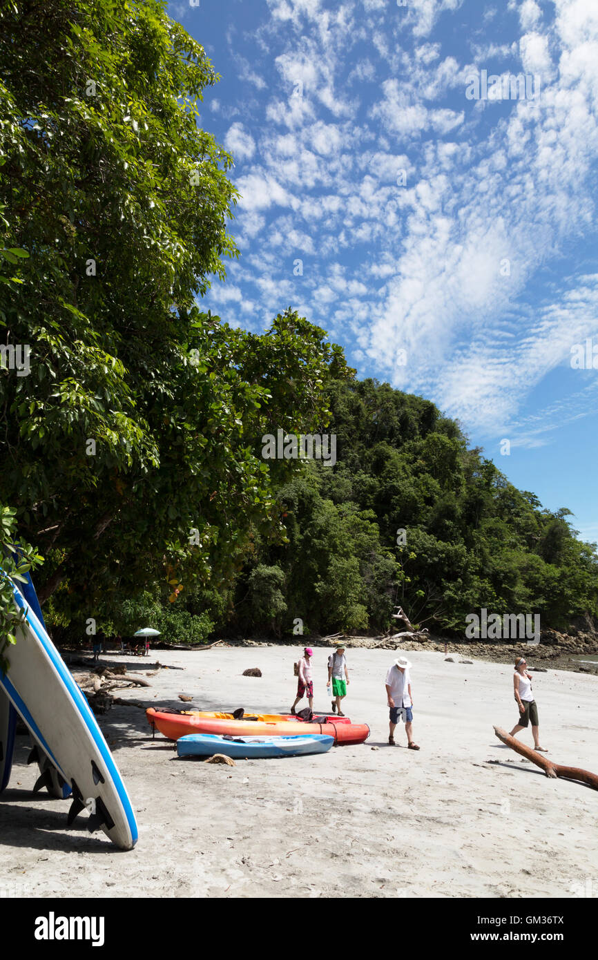 Los turistas en la playa disfrutando de deportes acuáticos, actividades al aire libre, Playa Biesanz, parque nacional Manuel Antonio, Costa Rica Foto de stock