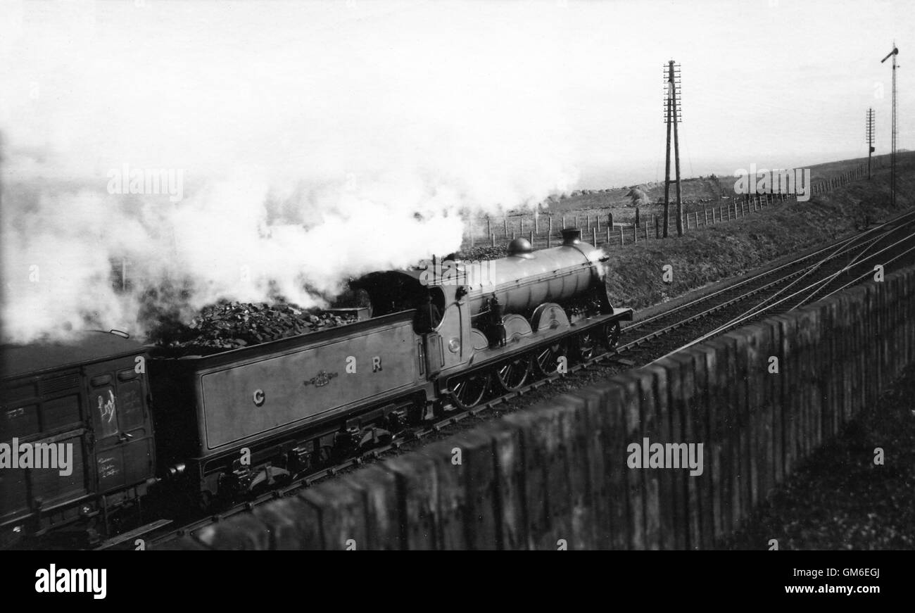 Caledonian 4-6-0 nº903 tras la eliminación del nombre de un tren al sur de Aberdeen. Foto de stock