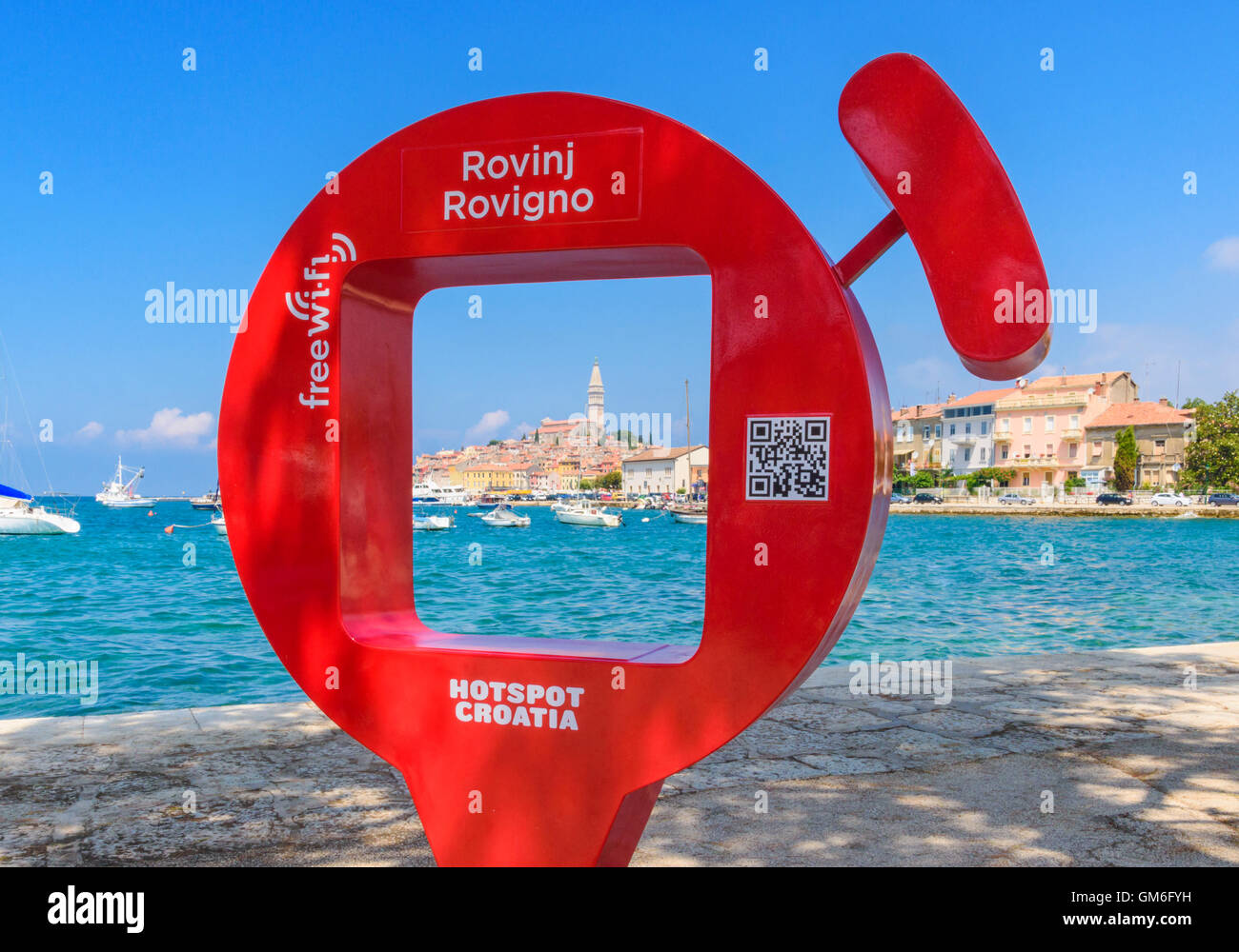 Croacia Hotspot punto wi-fi gratuito, enmarcando el casco antiguo de la ciudad de Rovinj, Istria, Croacia Foto de stock