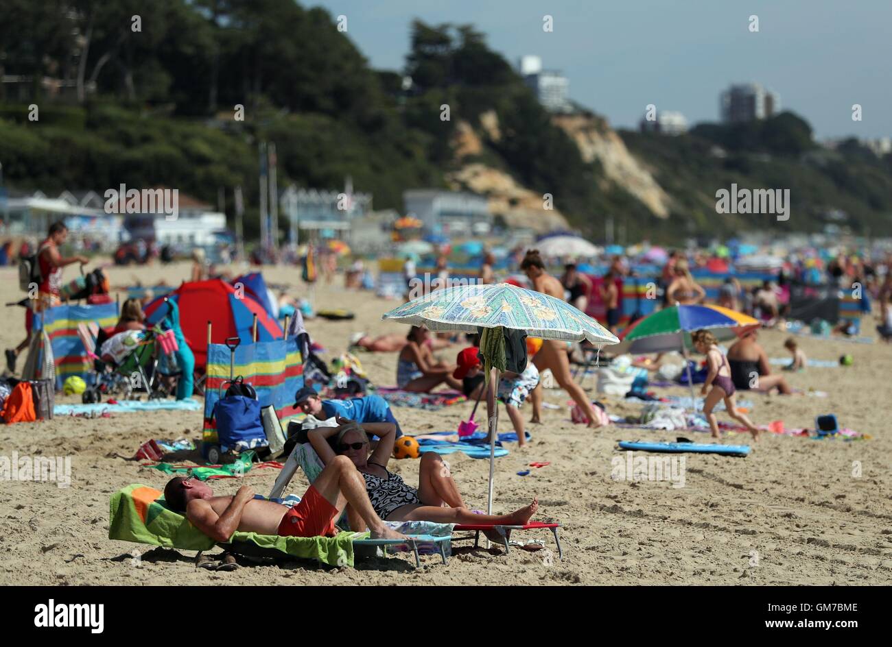 La gente disfruta del sol flaghead chine beach fotografías e imágenes