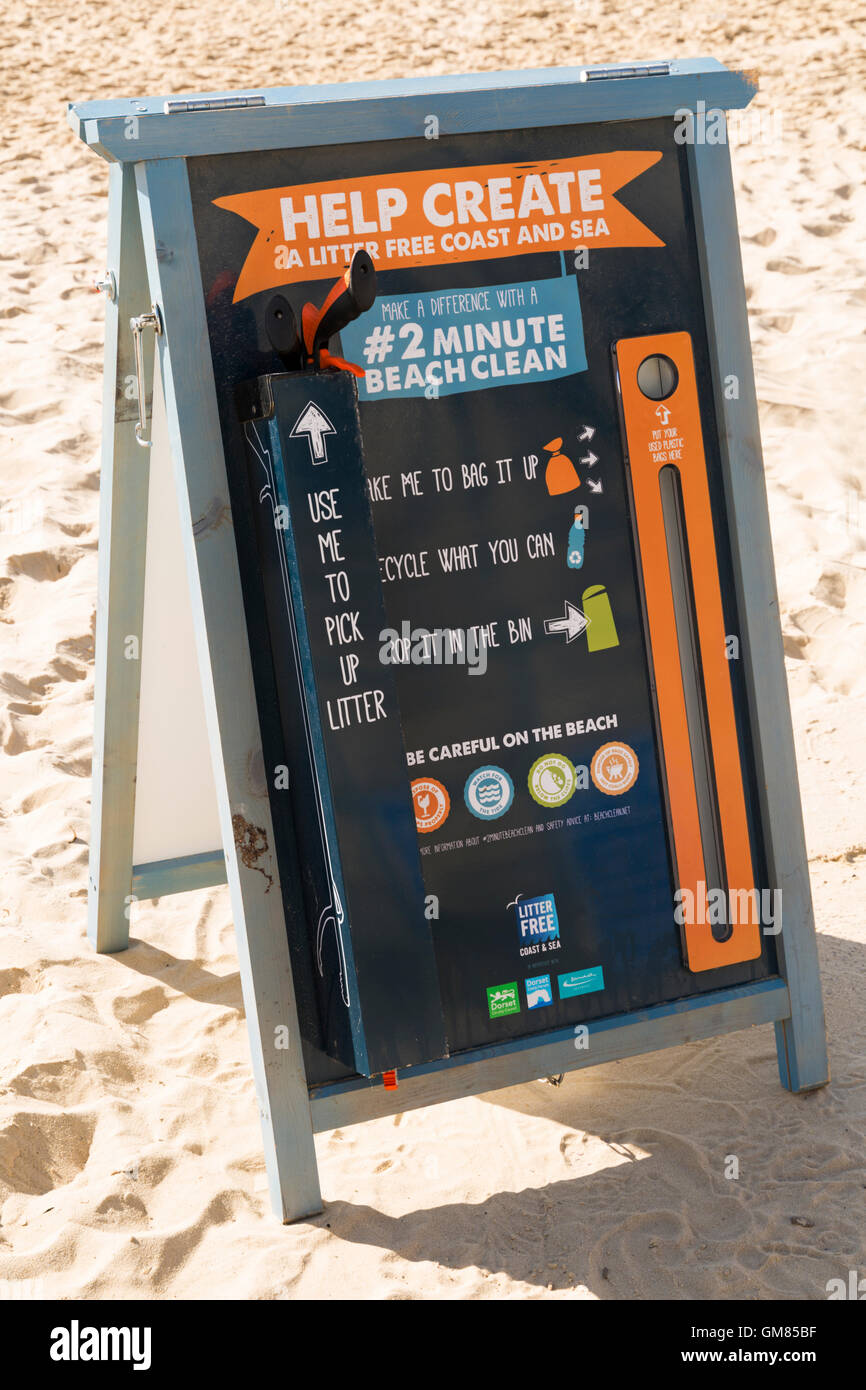 Contribuir a crear una costa libre de basura y el mar, hacer una diferencia y a 2 minutos de la playa en playa limpia gadget en Bournemouth paseo Foto de stock