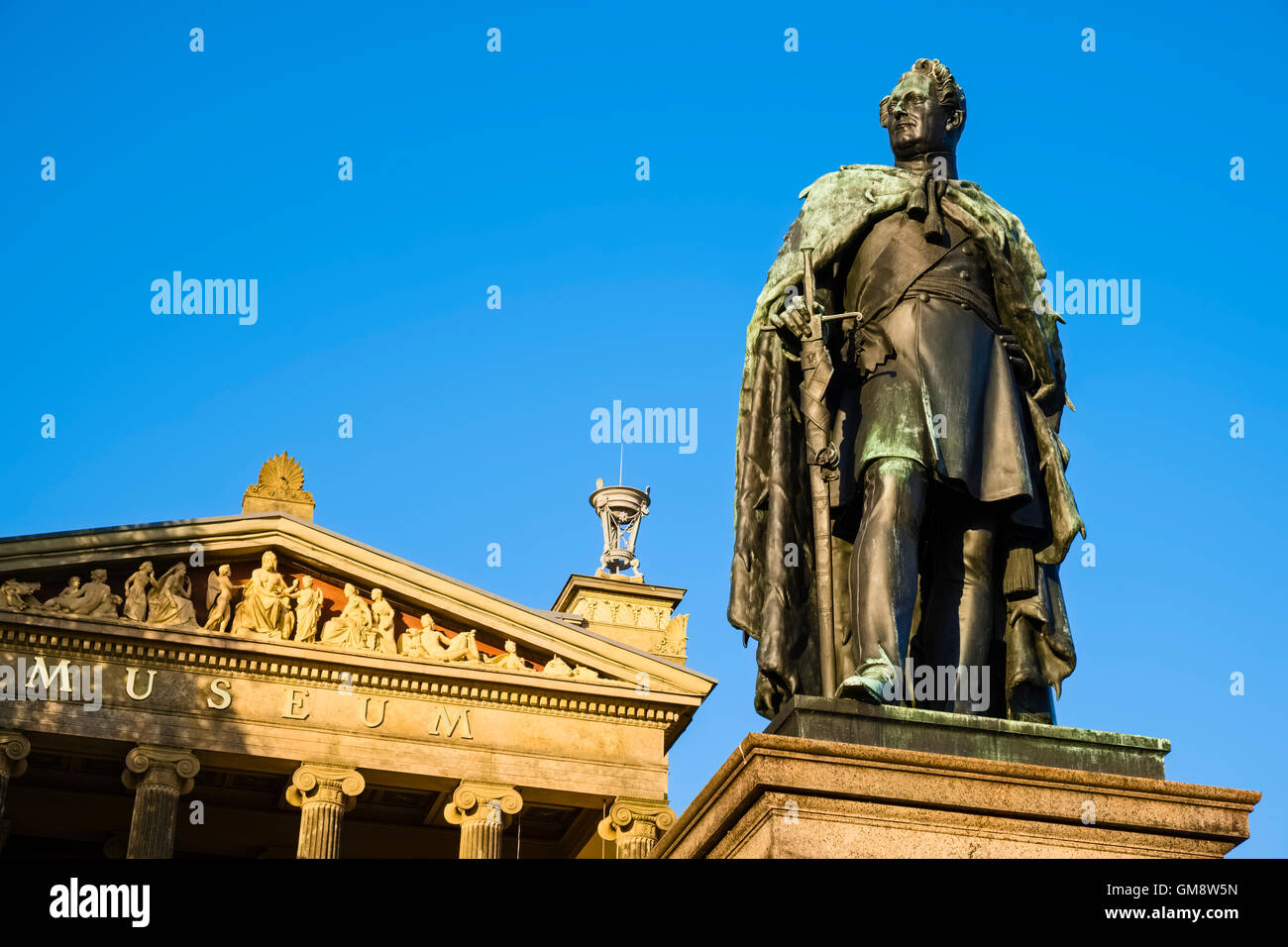 Monumento, el Gran Duque Paul Friedrich en frente del Museo Schwerin, Mecklemburgo Pomerania Occidental, Alemania Foto de stock