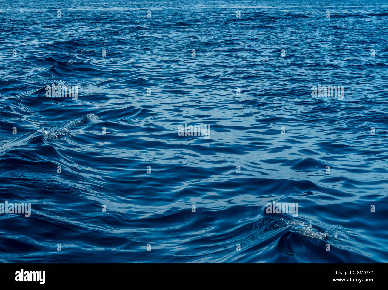 Mar Mediterráneo, el agua y las olas de la superficie Foto de stock