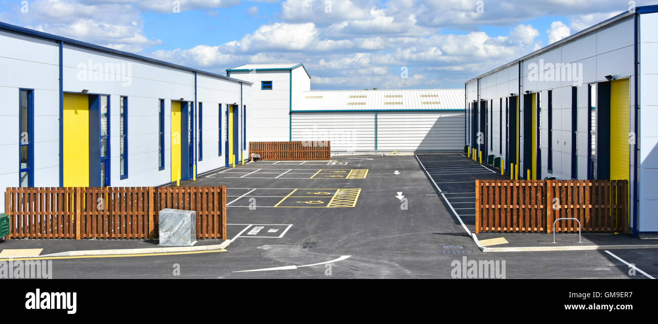 Nuevo polígono industrial parque empresarial de desarrollo de propiedad comercial PYME edificios de almacén y aparcamiento cerca de su finalización Brentwood Essex, Inglaterra Foto de stock